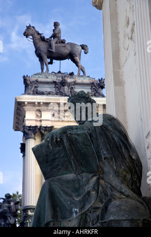 Monument au roi Alphonse XII au parc El Retiro à Madrid Banque D'Images