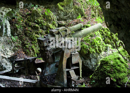 Grotte d'APRÈS LA SECONDE GUERRE MONDIALE Guerre d'artillerie japonaise ruines relique Peleliu Palau Banque D'Images