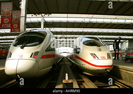 Deux type différents trains ICE en Allemagne Bavière Munich gare principale Banque D'Images