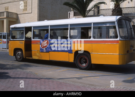 BUS d'ÉPOQUE SUR L'ÎLE MÉDITERRANÉENNE DE MALTE EUROPE Banque D'Images