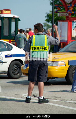 La police de la circulation de la circulation automobile et piétonne directe dans l'état occupé le centre-ville de Chicago en Illinois Banque D'Images