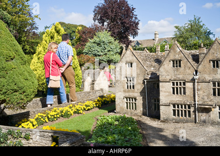 Le village modèle derrière l'Old New Inn dans le village de Bourton on the Water, dans les Cotswolds, Gloucestershire, Royaume-Uni Banque D'Images