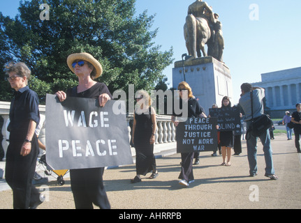 En manifestant contre la guerre à Washington marche noir rallye D C Banque D'Images