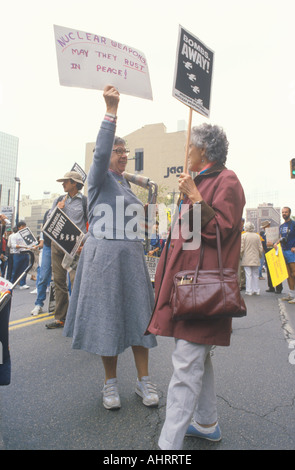 Les personnes âgées qui protestent contre la guerre nucléaire Los Angeles Californie Banque D'Images