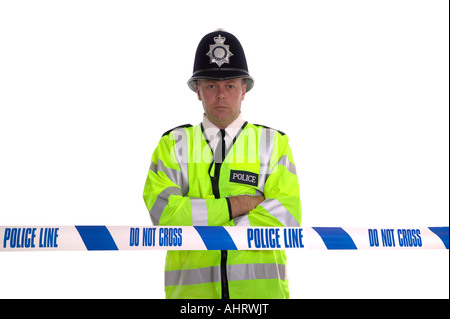 Agent de police britannique debout derrière un cordon tape l'accent est sur la bande Banque D'Images