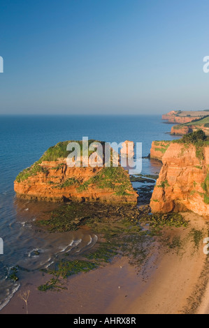 Hern Point Rock Pool Conger et Sandy Cove comme vu du sud ouest chemin côtier près de Ladram Bay Caravan Park Angleterre Devon UK Banque D'Images