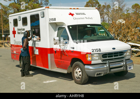 Victimes de l'ouragan Ivan en Pensacola Florida suburb venir au secours de la Croix Rouge pour l'eau et de la glace alimentaire Banque D'Images