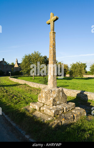 La lumière du soleil du soir qui tombe sur le 14e siècle calvaire dans le village de Cotswold Condicote, Gloucestershire Banque D'Images