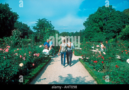 Paris France, Parcs jeune couple touristes adolescent été à pied dans le Parc, 'jardin Bagatelle' à Bois de Boulogne, printemps, jardin de bagatelle Banque D'Images