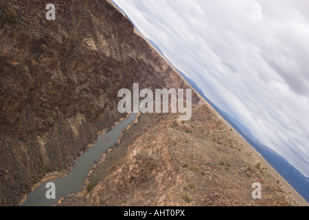 Une rivière la fermeture d'un canyon Banque D'Images