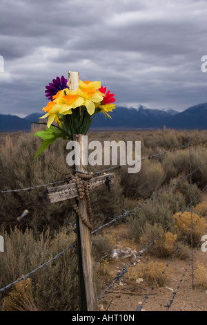 Les fleurs et le marquage d'un décès accidentel Banque D'Images