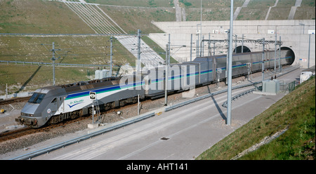 Train navette passagers d'Eurotunnel quitte le portail du tunnel français à Calais après un voyage à travers le tunnel sous la Manche. Banque D'Images