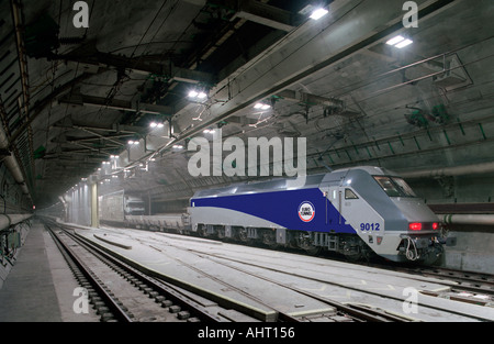 Le VHG Eurotunnel (Camion) navette de train en passant par le Crossover britannique qui permet de basculer entre les tunnels ferroviaires. Banque D'Images