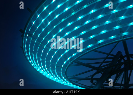 'L'auréole' est une sculpture lumineuse située au-dessus de Haslingden and dans le Lancashire. Banque D'Images