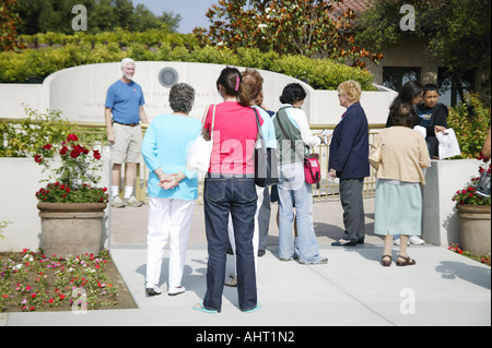 Les visiteurs au mémorial avec Reagan pour bien à la Ronald Reagan Presidential Library W Banque D'Images