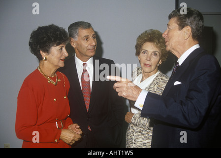 Le président Ronald Reagan Mme Reagan le gouverneur de la Californie, George Deukmejian et femme Banque D'Images