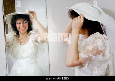 Portrait d'une jeune mariée de porter sa robe Banque D'Images