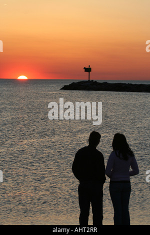 Couple regardant le coucher du soleil à New Buffalo, Michigan Banque D'Images