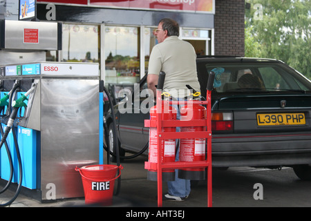 Remplissage du réservoir de carburant voiture homme au poste d'essence. Banque D'Images