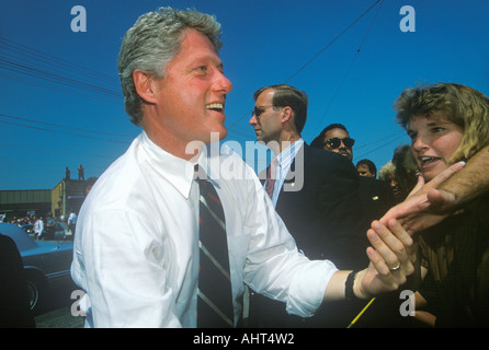 Gouverneur Bill Clinton, serre la main dans le gouvernement Clinton Gore 1992 Buscapade campagne Grands Lacs d' Banque D'Images