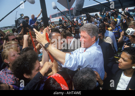 Gouverneur Bill Clinton, serre la main à un arrêt de bus sur la Clinton Gore 1992 Buscapade campagne au Texas Banque D'Images