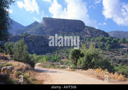 Routes qui mènent en photo avec rock tombs en montagne situé dans de vastes nuages cumulus blanc moelleux Pinara Turquie Banque D'Images