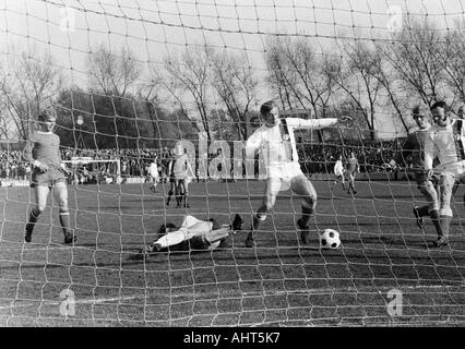 Football, Bundesliga, 1970/1971, le FC Schalke 04 contre Arminia Bielefeld 0:1 Stade, Glueckaufkampfbahn à Gelsenkirchen, scène du match, f.l.t.r. Juergen Michael Galbierz, gardien Dieter Burdenski, Herbert Luetkebohmert (tous les S04), Karl Heinz Bruecken Banque D'Images