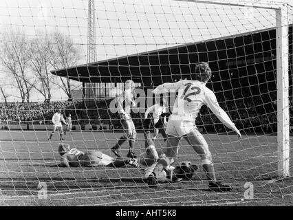 Football, Bundesliga, 1970/1971, le FC Schalke 04 contre Arminia Bielefeld 0:1 Stade, Glueckaufkampfbahn à Gelsenkirchen, scène du match, f.l.t.r. Klaus Fichtel (5), Rolf Ruessmann (S04), Dieter Brei (Bielefeld), un joueur de Schalke est échoué, Karl Il Banque D'Images