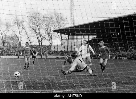 Football, Bundesliga, 1970/1971, le FC Schalke 04 contre Arminia Bielefeld 0:1 Stade, Glueckaufkampfbahn à Gelsenkirchen, scène du match, f.l.t.r. Heinz van Haaren, Hans Juergen Roberge, gardien Dieter Burdenski tous (S04), Waldemar Slomiany (Bielefeld Banque D'Images