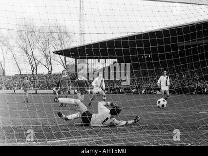 Football, Bundesliga, 1970/1971, le FC Schalke 04 contre Arminia Bielefeld 0:1 Stade, Glueckaufkampfbahn à Gelsenkirchen, scène du match, f.l.t.r. Manfred Pohlschmidt, Juergen Sobieray, Juergen Michael Galbierz (tous les S04), Georg Stuerz (Bielefeld), kee Banque D'Images