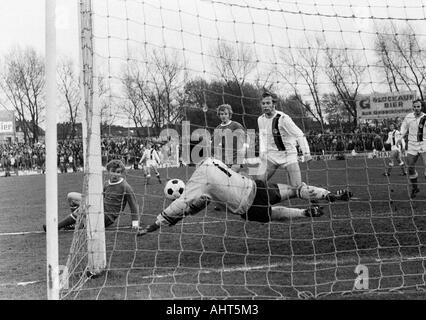 Football, Bundesliga, 1970/1971, le FC Schalke 04 contre Arminia Bielefeld 0:1 Stade, Glueckaufkampfbahn à Gelsenkirchen, scène du match, f.l.t.r. Juergen Michael Galbierz, gardien Dieter Burdenski, Juergen Sobieray (tous les S04), Karl Heinz Bruecken, Wald Banque D'Images