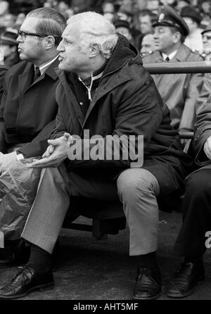 Football, Bundesliga, 1970/1971, le FC Schalke 04 contre Arminia Bielefeld 0:1 Stade, Glueckaufkampfbahn à Gelsenkirchen, banc d'entraînement, entraîneur de Bielefeld Egon Piechaczek, le 6 juin 1971, le président de Kickers Offenbach Horst Gregorio Canellas découvert Banque D'Images