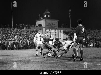 Football, Bundesliga, 1970/1971, poste d'Oberhausen contre Borussia Moenchengladbach 0:2, stade Niederrhein à Oberhausen, scène du match, f.l.t.r. Jupp Heynckes (MG), Werner (Ohm), Horst RWO Koeppel, Rainer Bonhof (MG), Reiner Hollmann (RWO) Banque D'Images