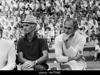 Football, Bundesliga 1970/1971 MSV Duisburg, contre le FC Bayern Munich 2:0, stade de Duisburg Wedau, banc d'entraînement avec l'entraîneur Udo Lattek Munich (à droite) et réalisateur Robert Schwan, par cette perte à la dernière journée Borussia Moenchengladbach acquise la ge Banque D'Images