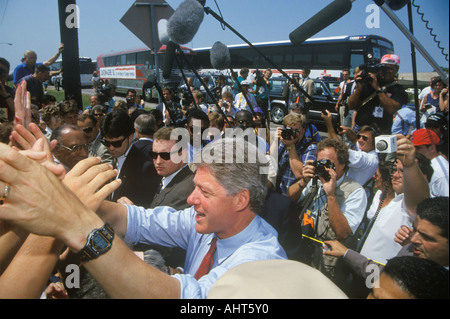 Gouverneur Bill Clinton, serre la main à un arrêt de bus sur la Clinton Gore 1992 Buscapade campagne au Texas Banque D'Images