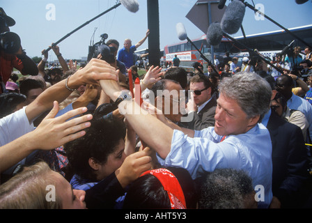 Gouverneur Bill Clinton, serre la main à un arrêt de bus sur la Clinton Gore 1992 Buscapade campagne au Texas Banque D'Images