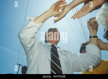 Gouverneur Bill Clinton, serre la main dans le gouvernement Clinton Gore 1992 Buscapade campagne Grands Lacs d' Banque D'Images