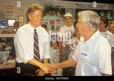 Gouverneur Bill Clinton, serre la main avec le propriétaire de restaurant au cours de l'Peiroges Parme Clinton Gore 1992 campagne Buscapade Banque D'Images