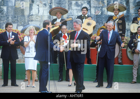 Gouverneur Bill Clinton, serre la main avec le sénateur Al Gore à pendant l'Arneson River Clinton Gore 1992 Buscapade campagne Banque D'Images