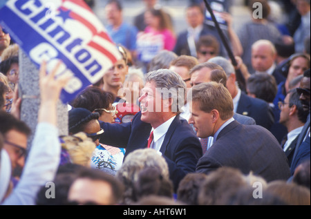 Gouverneur Bill Clinton, serre la main sur la campagne 1992 Buscapade kick off tour à Cleveland (Ohio) Banque D'Images