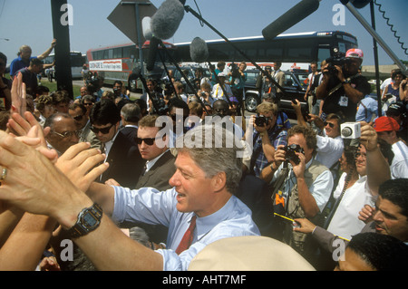 Gouverneur Bill Clinton, serre la main à un arrêt de bus sur la Clinton Gore 1992 Buscapade campagne au Texas Banque D'Images