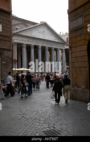 Un regard en arrière à travers les rues pavées étroites les touristes et le Pantheon Rome Lazio Italie Banque D'Images