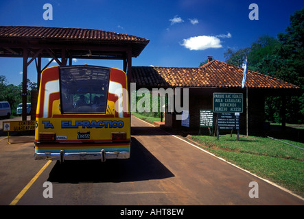 Tour bus guide voyages en groupe de touristes visiteurs Parc national de l'Iguazu Misiones Province Argentine Amérique du Sud Banque D'Images