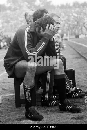 Regionalliga 1970/1971, football, match à la promotion 1971/1972 Bundesliga VfL Bochum, par opposition à la Tasmanie 1900 Berlin 4:2, stade an der Castroper Strasse à Bochum, joueurs de football, le malheur sur le banc, substituts de Berlin par un facepalm Tasmanie pl Banque D'Images