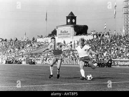 Football, Bundesliga, 1971/1972, poste d'Oberhausen contre Bochum 2:3, stade Niederrhein à Oberhausen, scène du match, duel entre Werner Kraemer (Bochum) gauche et Hans Schumacher (RWO) Banque D'Images