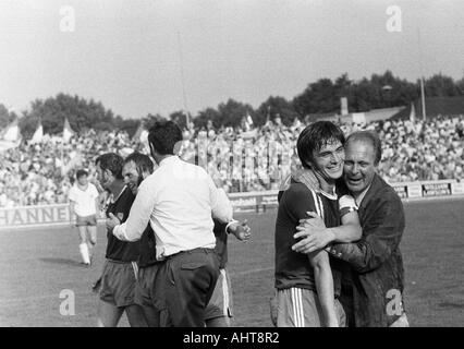 Football, Bundesliga, 1971/1972, stade de Niederrhein, poste d'Oberhausen contre Bochum Bochum 2:3, les joueurs de football se réjouissent de cette victoire, f.l.t.r. Werner Balte, Hans Werner Hartl et Hans Walitza Banque D'Images
