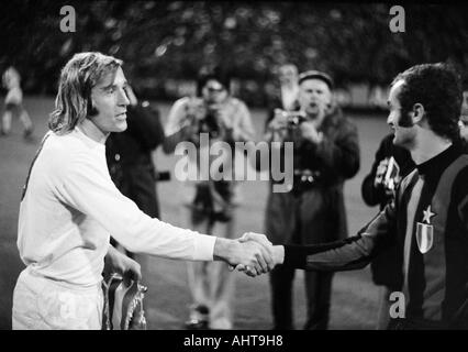 Football, coupe d'Europe, 1971/1972, huitième finale, première étape, Borussia Moenchengladbach ou entre Milan 7:1, Boekelberg Stadium à Moenchengladbach, toss-up et bienvenue, les capitaines d'équipe Guenter Netzer (MG, à gauche) et Sandro Mazzola (Milan, à droite), en raison de Banque D'Images