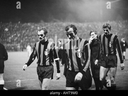 Football, coupe d'Europe, 1971/1972, huitième finale, première étape, Borussia Moenchengladbach ou entre Milan 7:1, Boekelberg Stadium à Moenchengladbach, Sandro Mazzola, joueurs de Milan Mario Corso et Giacinto Facchetti (f.l.t.r.) quitter le terrain pour halftim Banque D'Images