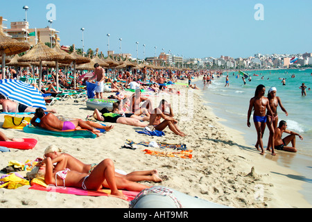 Le tourisme de masse au Playa el Arenal, Majorque, Iles Baléares, Espagne, Europe EU Banque D'Images