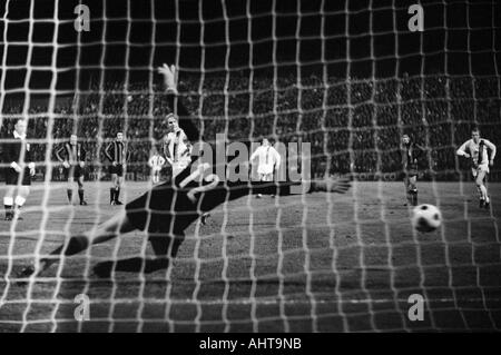 Football, coupe d'Europe, 1971/1972, huitième finale, première étape, Borussia Moenchengladbach vs Inter Milan 7:1, Boekelberg Stadium à Moenchengladbach, 7:1 faute de pénalité à Gladbach par Klaus Dieter Sieloff (MG), keeper Ivano Bordon (Milan, 12) est chancele Banque D'Images